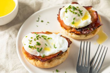 Jambon ve Hollandaise soslu ev yapımı yumurta.