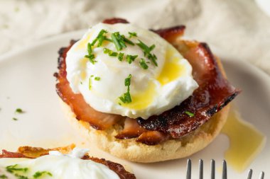 Jambon ve Hollandaise soslu ev yapımı yumurta.