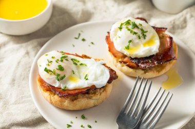 Jambon ve Hollandaise soslu ev yapımı yumurta.