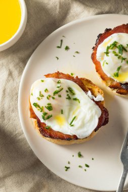 Jambon ve Hollandaise soslu ev yapımı yumurta.