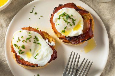 Jambon ve Hollandaise soslu ev yapımı yumurta.