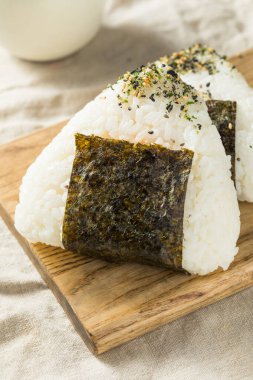 Ev yapımı Japon Ton Balığı Mayo Onigiri Pirinç Topları Nori