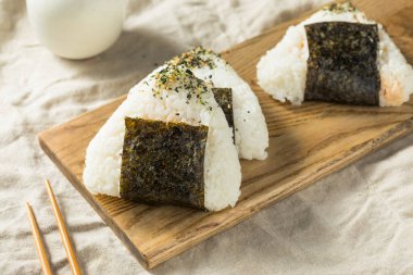 Ev yapımı Japon Ton Balığı Mayo Onigiri Pirinç Topları Nori