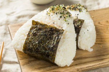 Ev yapımı Japon Ton Balığı Mayo Onigiri Pirinç Topları Nori