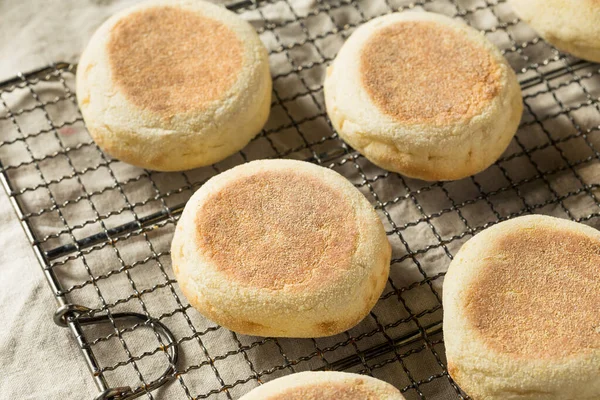 Hausgemachte Geröstete Englische Muffins Mit Einer Prise Butter — Stockfoto