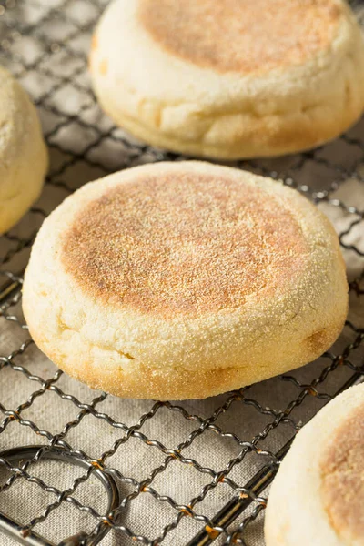 Hjemmelavet Ristet Engelsk Muffins Med Fane Smør - Stock-foto