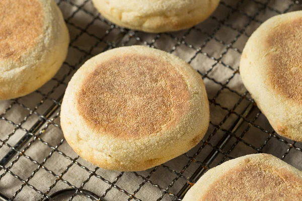 Muffins Ingleses Torrados Caseiros Com Uma Guia Manteiga — Fotografia de Stock