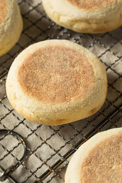 Muffin Inglesi Tostati Fatti Casa Con Una Scheda Burro — Foto Stock