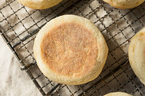 Muffin Inglesi Tostati Fatti Casa Con Una Scheda Burro — Foto Stock