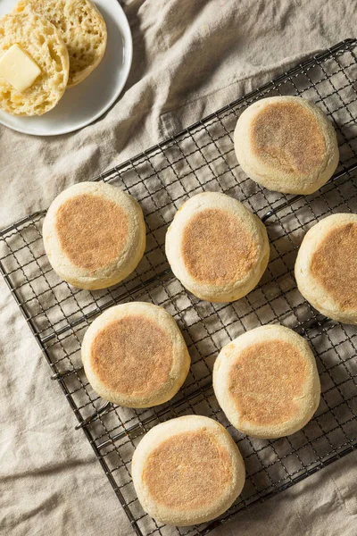 Muffins Ingleses Torrados Caseiros Com Uma Guia Manteiga — Fotografia de Stock