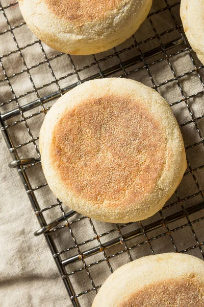 Muffins Ingleses Tostados Caseros Con Una Lengüeta Mantequilla — Foto de Stock