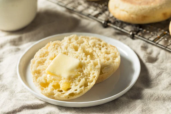 Muffins Ingleses Tostados Caseros Con Una Lengüeta Mantequilla —  Fotos de Stock