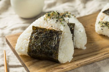 Ev yapımı Japon Ton Balığı Mayo Onigiri Pirinç Topları Nori