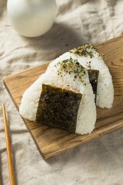 Ev yapımı Japon Ton Balığı Mayo Onigiri Pirinç Topları Nori