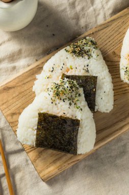 Ev yapımı Japon Ton Balığı Mayo Onigiri Pirinç Topları Nori