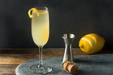 Limonlu ve şampanyalı 75 Fransız Kokteyli