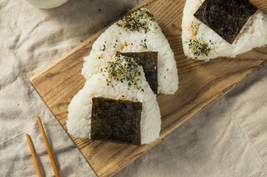 Ev yapımı Japon Ton Balığı Mayo Onigiri Pirinç Topları Nori