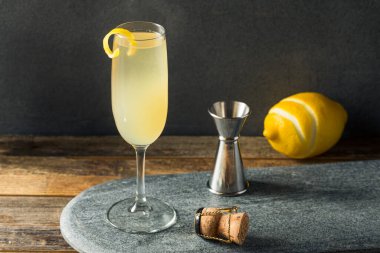 Limonlu ve şampanyalı 75 Fransız Kokteyli