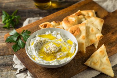 Ev yapımı Yoğurt Labneh Peynirli, zeytinyağı ve Pita