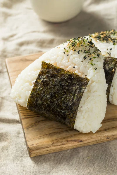 Domowej Roboty Japoński Tuńczyk Mayo Onigiri Kulki Ryżowe Nori — Zdjęcie stockowe