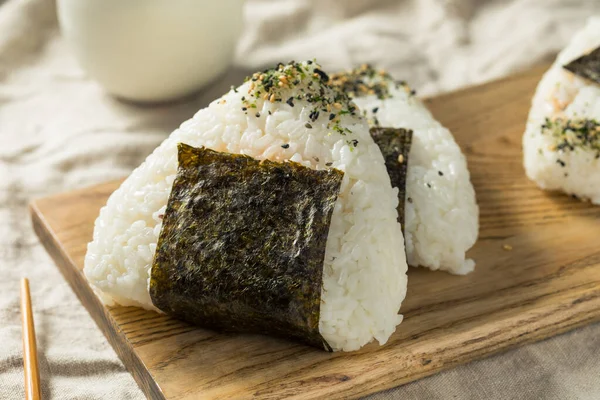 Σπιτικό Ιαπωνικό Τόνο Mayo Onigiri Rice Balls Nori — Φωτογραφία Αρχείου