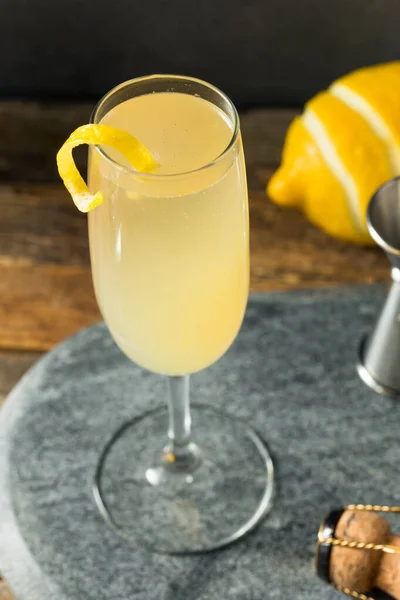 Boozy Erfrischender French Cocktail Mit Zitrone Und Champagner — Stockfoto