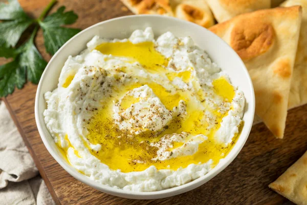 Hausgemachter Joghurt Labneh Käse Dip Mit Olivenöl Und Pita — Stockfoto