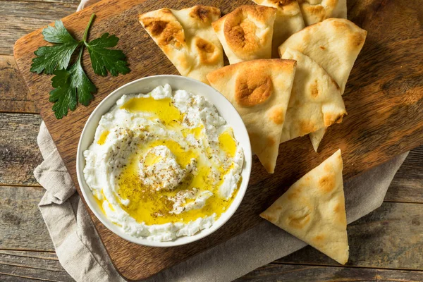 Tuffo Casalingo Formaggio Labneh Allo Yogurt Con Olio Oliva Pita — Foto Stock