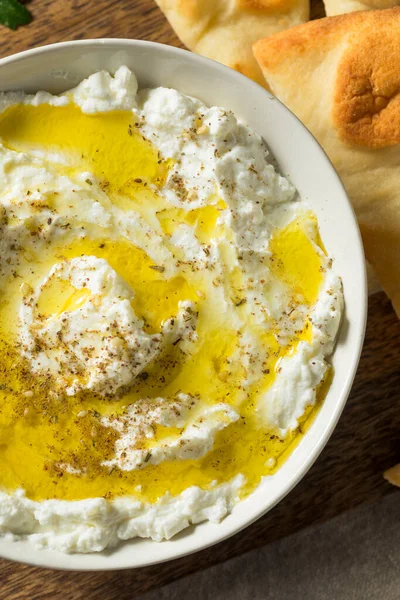 Hjemmelaget Yoghurt Labneh Cheese Dip Med Olivenolje Pita – stockfoto