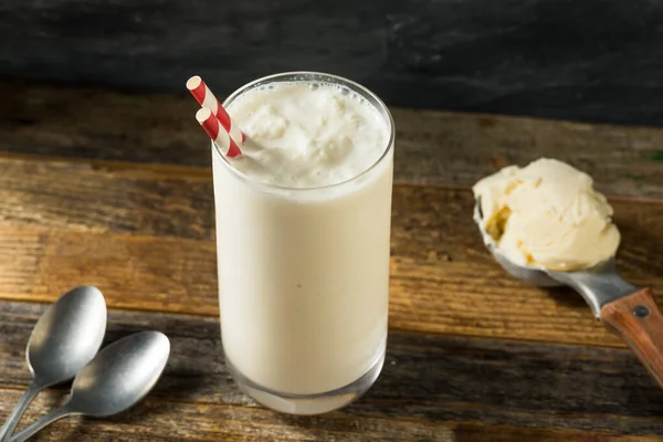 Zelfgemaakte Bevroren Vanille Milkshake Met Een Rietje — Stockfoto