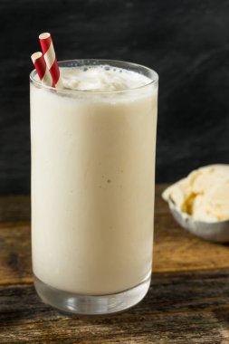 Ev yapımı donmuş vanilyalı milkshake ve pipet.