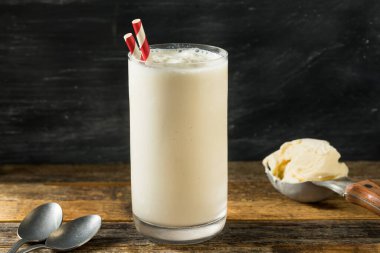 Ev yapımı donmuş vanilyalı milkshake ve pipet.