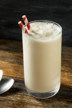 Ev yapımı donmuş vanilyalı milkshake ve pipet.