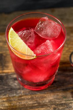 Buzlu votka, kızılcık kokteyli ve limon suyu.