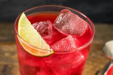 Buzlu votka, kızılcık kokteyli ve limon suyu.