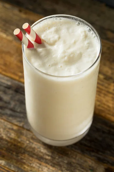 Milkshake Alla Vaniglia Congelato Fatto Casa Con Una Cannuccia — Foto Stock