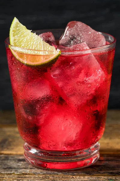Uppfriskande Boozy Vodka Tranbär Cocktail Med Lime Juice — Stockfoto