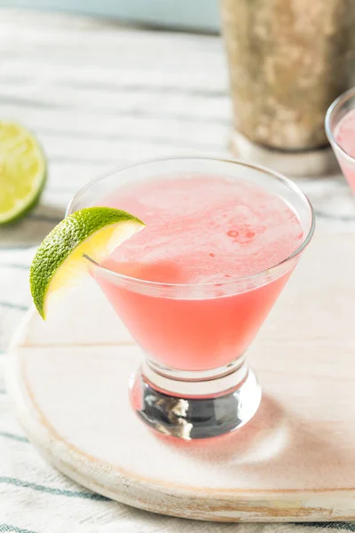 Bebida Refrescante Cranberry Cosmopolitan Cocktail Com Guarnição Lime — Fotografia de Stock