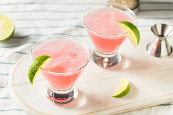 Boozy Erfrischenden Cranberry Kosmopolitischen Cocktail Mit Limettengarnitur — Stockfoto