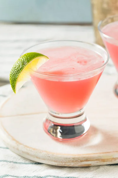 Boozy Erfrischenden Cranberry Kosmopolitischen Cocktail Mit Limettengarnitur — Stockfoto