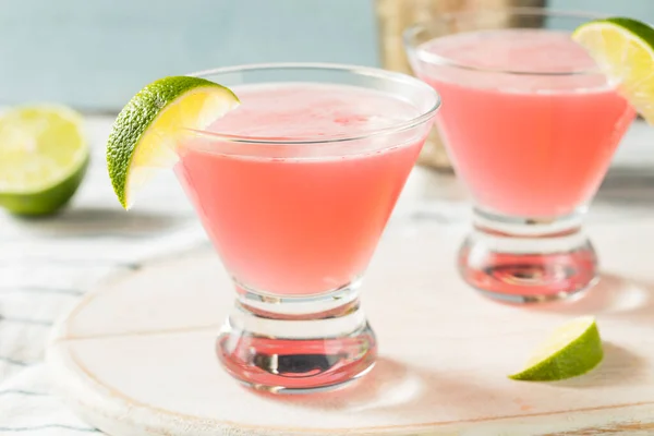 Drank Verfrissende Cranberry Cosmopolitan Cocktail Met Limoen Garneer — Stockfoto