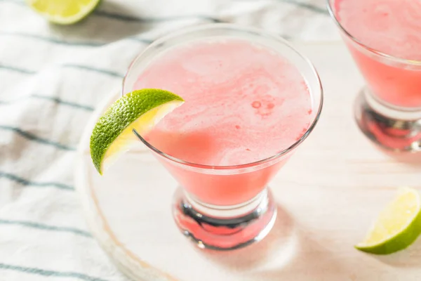 Boozy Erfrischenden Cranberry Kosmopolitischen Cocktail Mit Limettengarnitur — Stockfoto