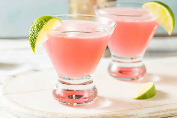 Bebida Refrescante Cranberry Cosmopolitan Cocktail Com Guarnição Lime — Fotografia de Stock