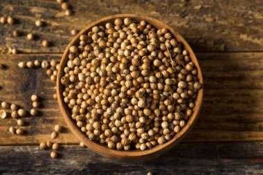 Çiğ organik kişniş tohumları kasede