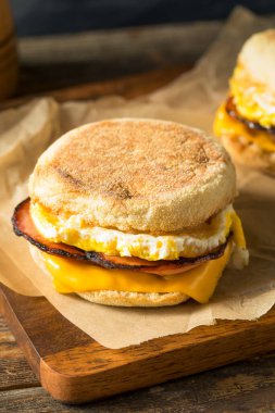 Domuz pastırmalı ve peynirli ev yapımı İngiliz usulü kek sandviçi.