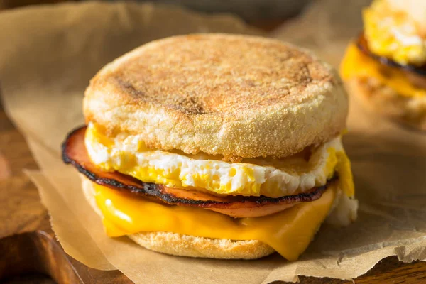 Homemade Egg English Muffin Sandwich Bacon Cheese — Stock Photo, Image