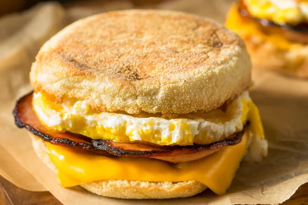 Sandwich Panecillo Inglés Huevo Casero Con Tocino Queso — Foto de Stock