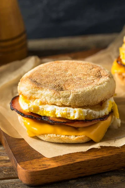 Homemade Egg English Muffin Sandwich Bacon Cheese — стокове фото