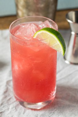 Buzlu Votka Koyu Esintisi Limonlu Kokteyl