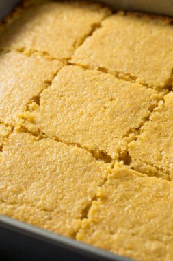 Ev yapımı mısır ekmeği yemeye hazır.